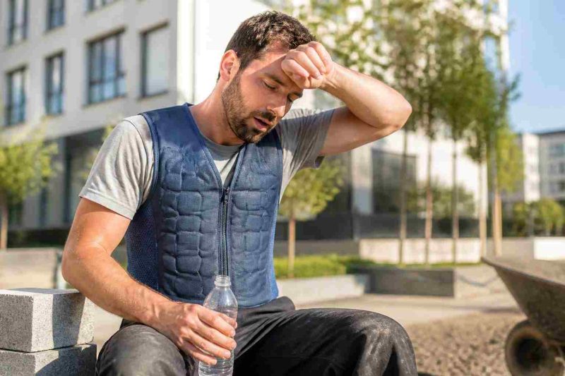 Hitzestress im Alltag: Wie eine Kühlweste den Körper bei hohen Temperaturen unterstützen kann